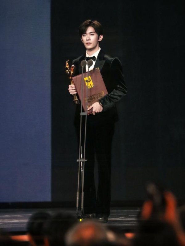 华夏理财 金鸡奖红毯：陈道明老了，宋佳美，关晓彤壮出新高度，咏梅赢麻了